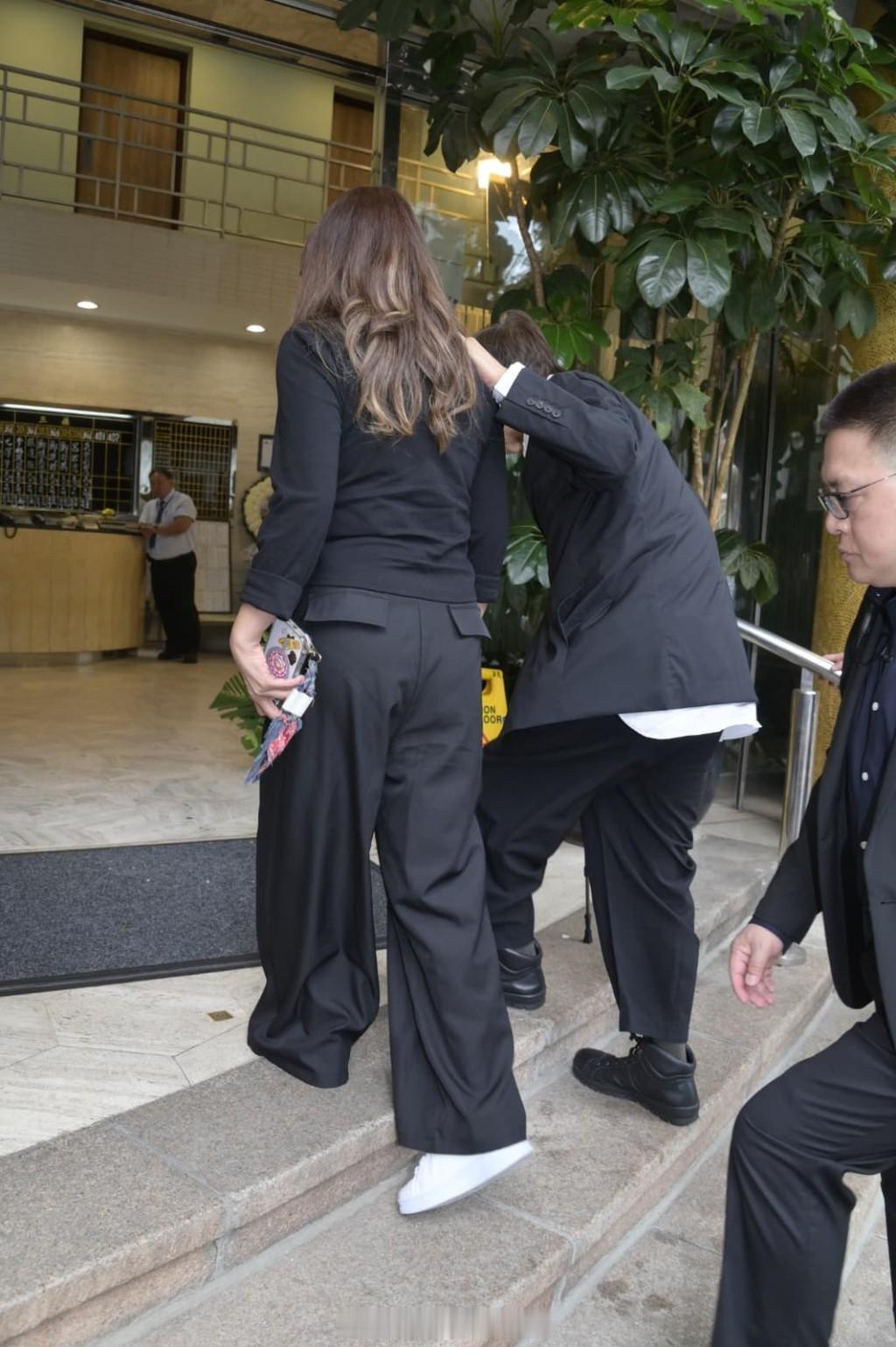 星岛：谷薇麗设灵谷德昭憔悴拄拐杖送别胞姊女友林子萱频频拭泪侄女谷祖琳强忍哀恸