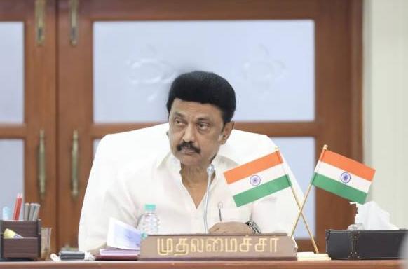 谁能想到美国下的狠手反倒让印度玩出了逆袭，本来对着印度商品狂加50%关税想逼对方