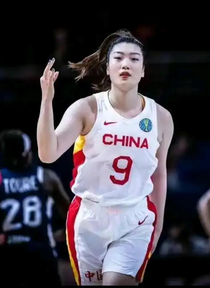 李梦发长文，字里行间透着不舍。李梦不但人长的漂亮，球打的漂亮，原来文笔读起来，