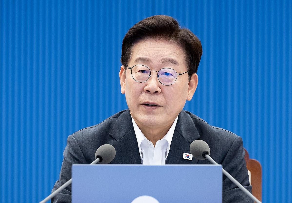 李在明这步棋，赌的是自己的政治生命！8月14日，韩国盖洛普民调显示，总统李在
