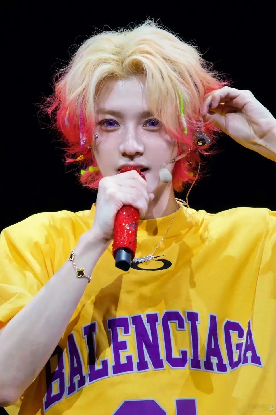 鹿晗现在的状态，确实让人有点感慨。想当年他作为韩国爱豆出道，海内外粉丝一大堆，不