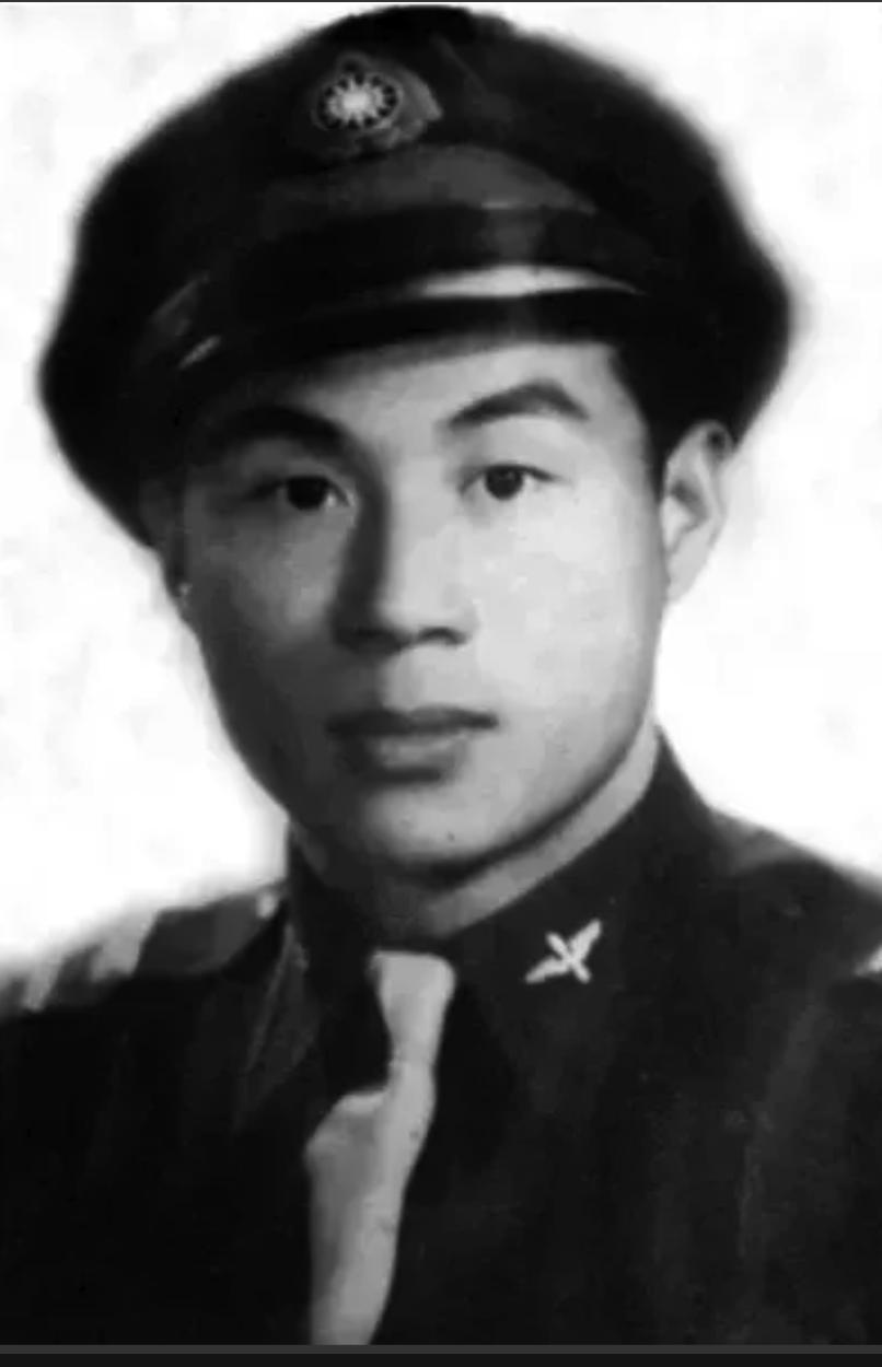 1983年，县领导下乡到孙家村，一位老农烧水招待。他瞥见老人利落站姿与空军拉练