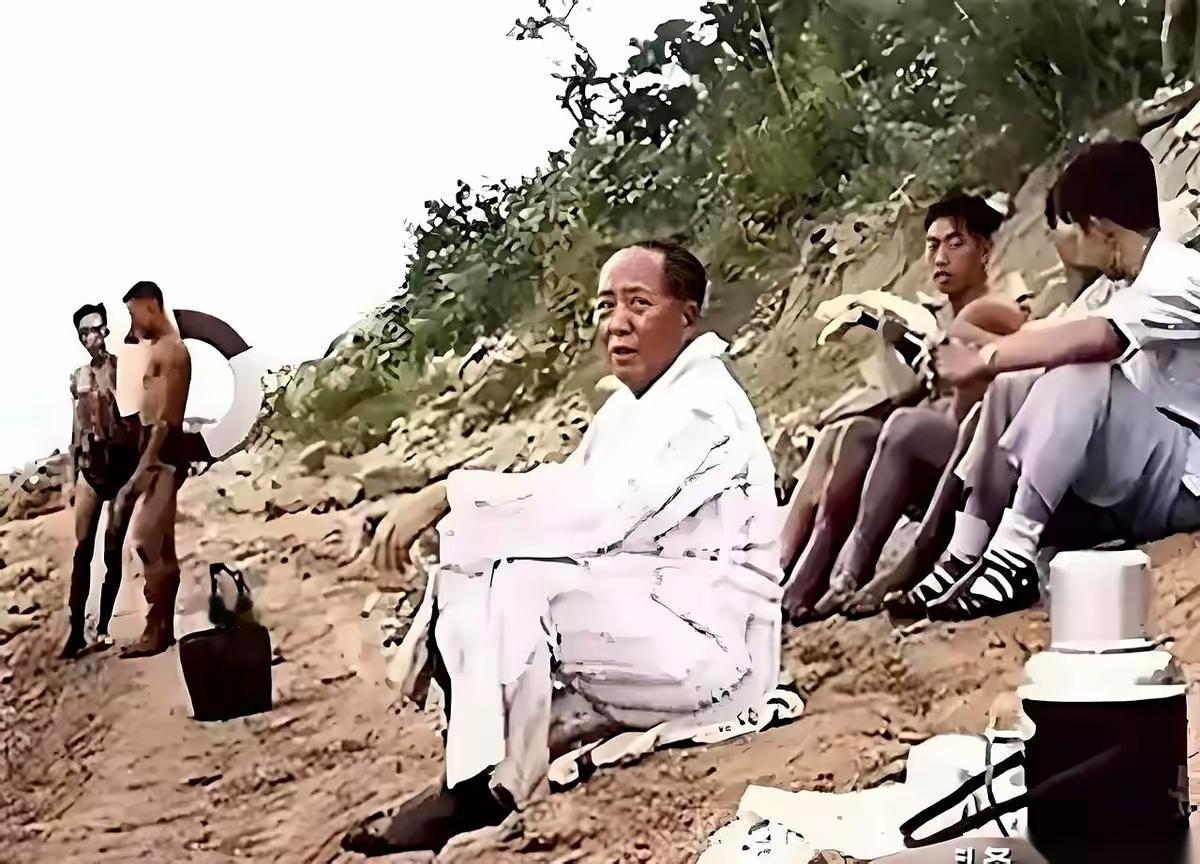 刚刷到一张老照片，直接让我心头一震！领袖穿着满是补丁的睡衣，刚游完泳，随手捡块布