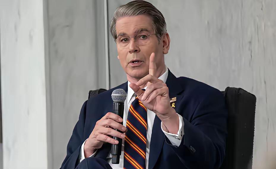 福克斯新闻记者问贝森特：“中美在贸易上休战一年之后又会发生什么呢？”贝森特表示：