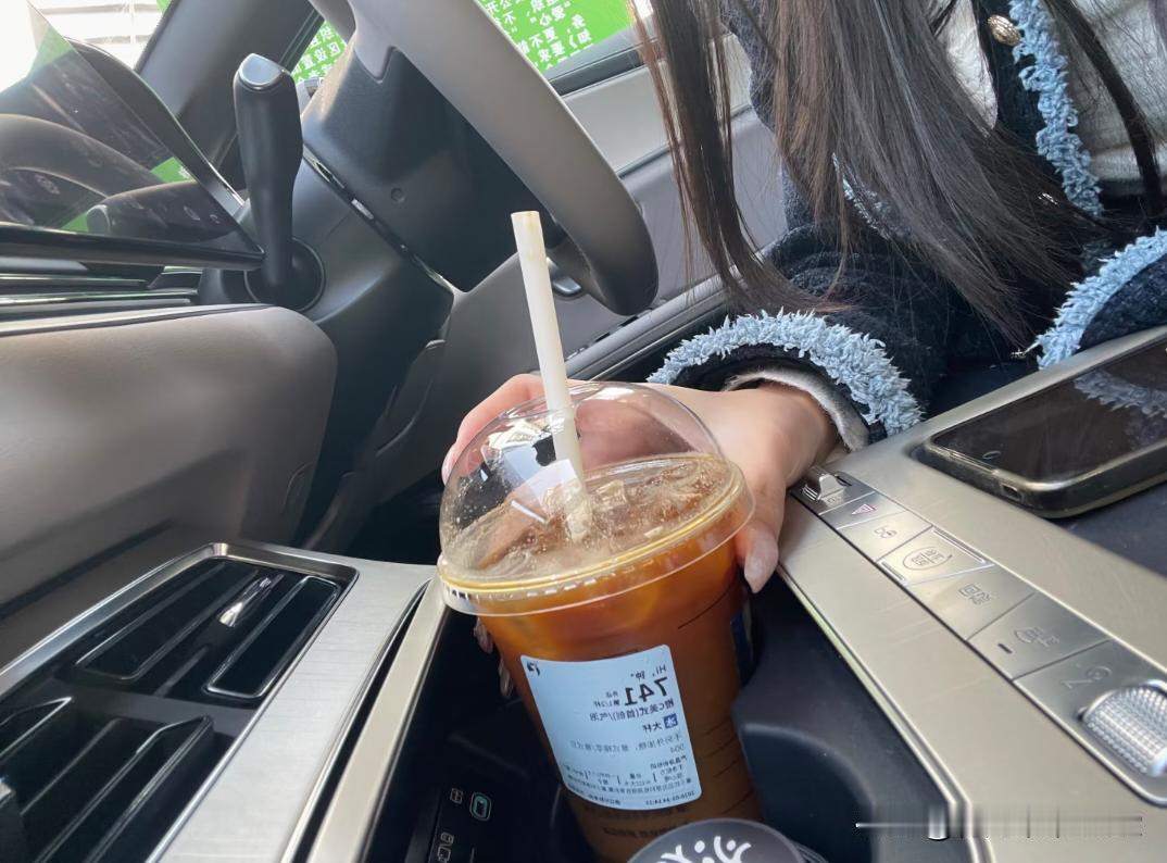 冬天的第一杯奶茶，笛子，你是打算不让我喝吗？迪子设计师能不能解释一下？我请问呢