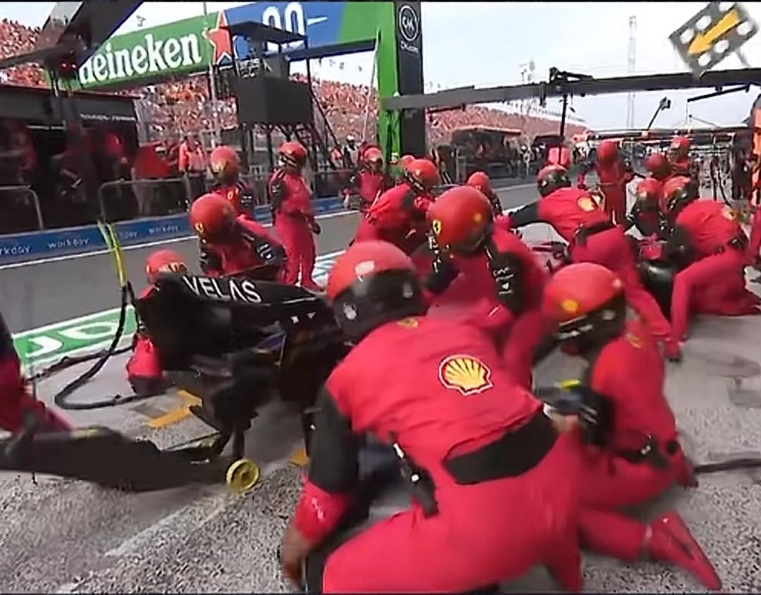 法拉利车队干过一件让人目瞪口呆的事：车辆进站更换轮胎是一切井然有序，结果所有人都