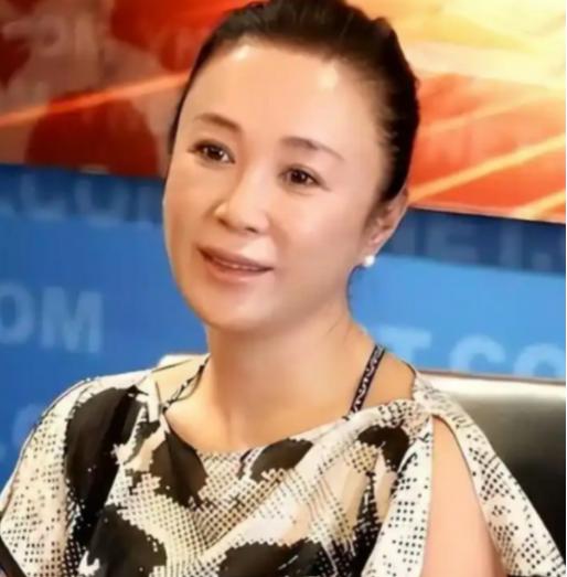 59岁的傅艺伟送别儿子高乐男，曾经的夫妻二人再次出现在葬礼现场。年仅30岁的高乐