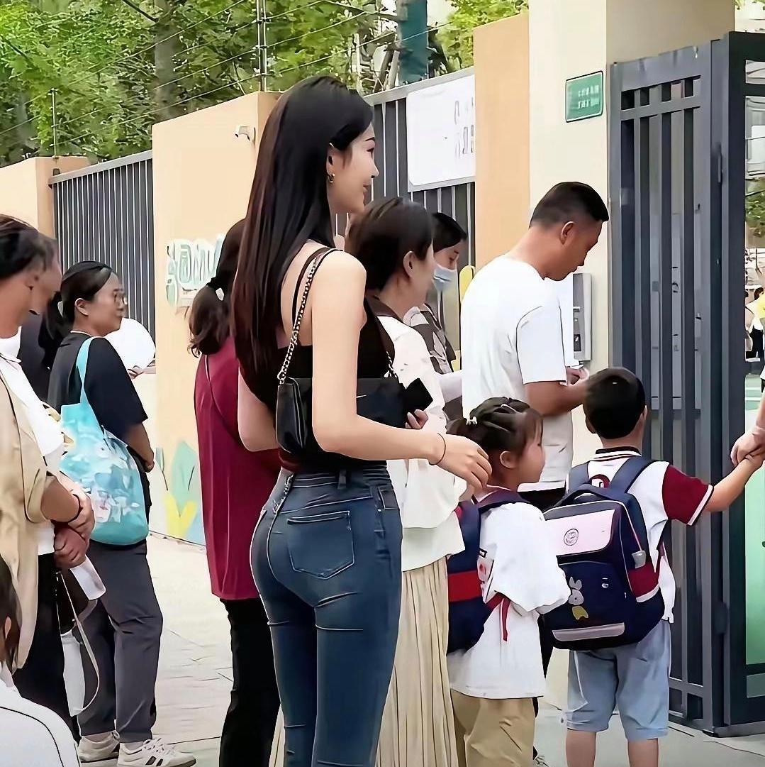校门口一幕！现在的宝妈状态也太好了接孩子放学的校门口，一眼看过去，小学生的