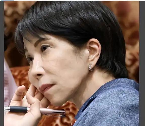 日本这次真正紧张的，不是中国海军来了四艘军舰，而是同一个清晨，两支搭配完整的编队