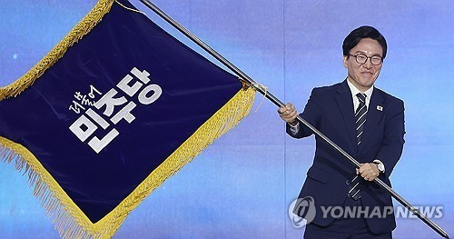 【韩国前总理金民锡当选执政党新任党首】（韩联社）海外新鲜事热点现场韩联社首尔