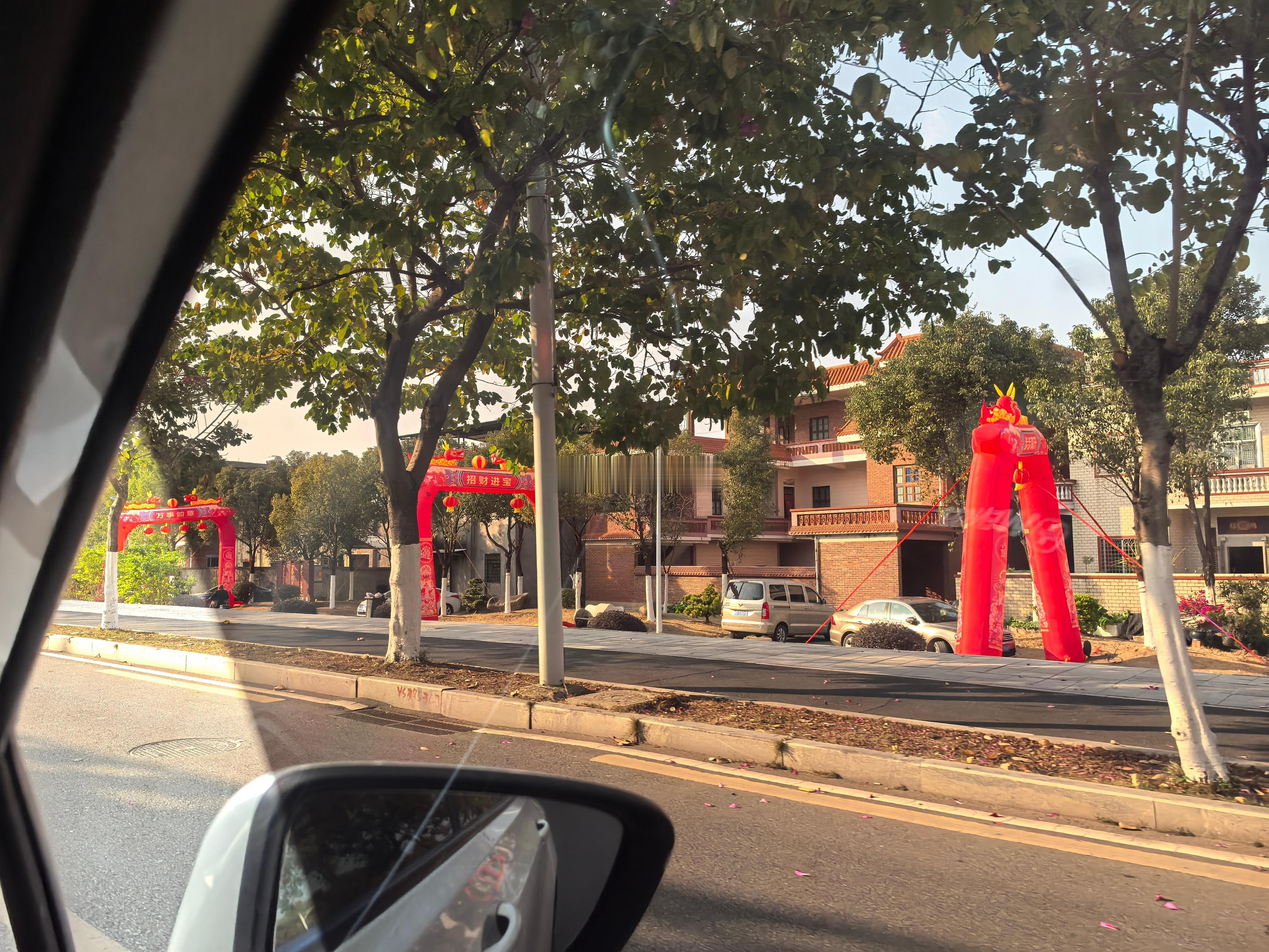 昨天从厦门打车到漳州，路过漳州农村，发现这里有一个风俗：逢年过节，有钱的几户人家