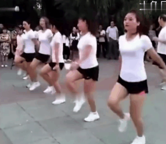 实拍: 湖北一群年轻辣妈跳广场舞, 网友: 这才是广场舞该有的风采