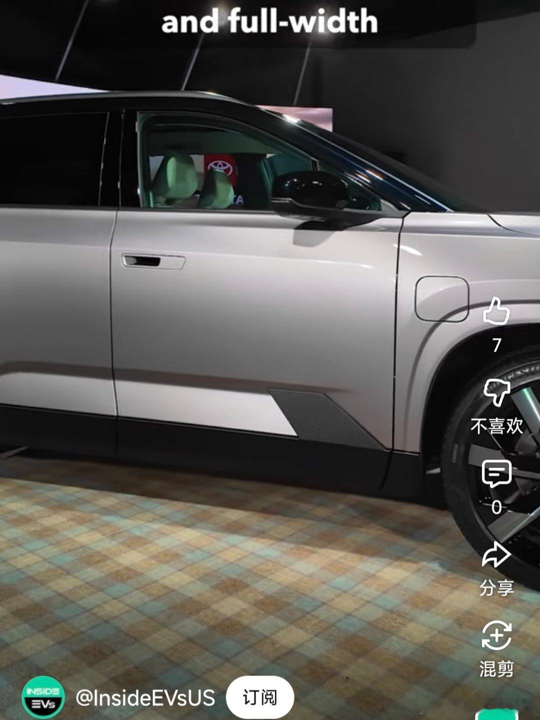 全新纯电版汉兰达与比亚迪大唐摆在一起，外观和内饰看着真的是很神似，难怪有人戏称汉