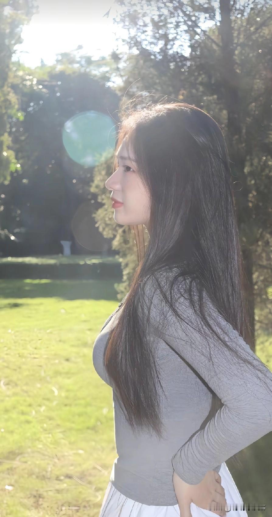 阳光洒落，少女侧颜，绿意盎然，静谧美好。