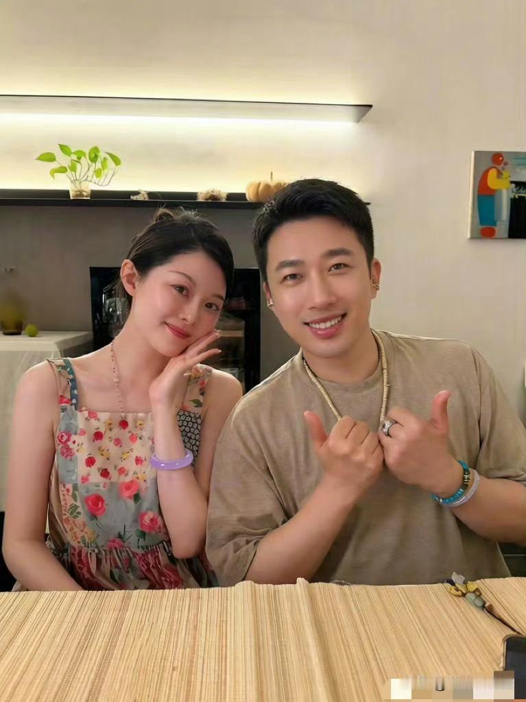 于正高调晒晚晚为自己画的画像，评论区卖力吹捧对方翡翠，这般虚假交好被网友讽刺为低