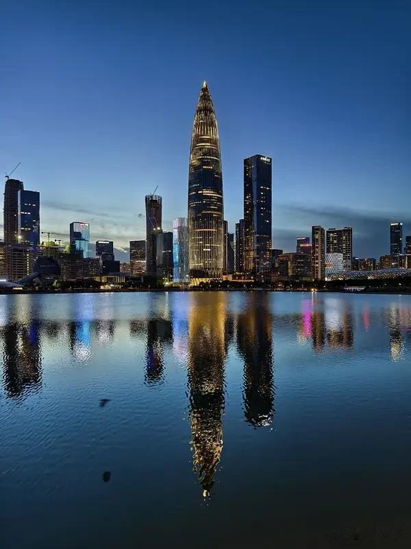 在投资界里，华润绝对算是英明的华润以前是万科17年的最大股东。201