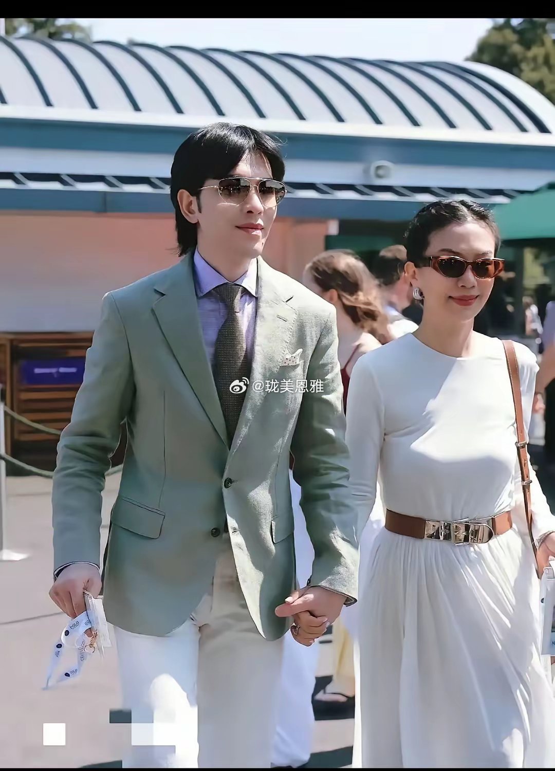 明明是两个时代的人可是这个女人硬是让爱情滋养的年轻了不少！