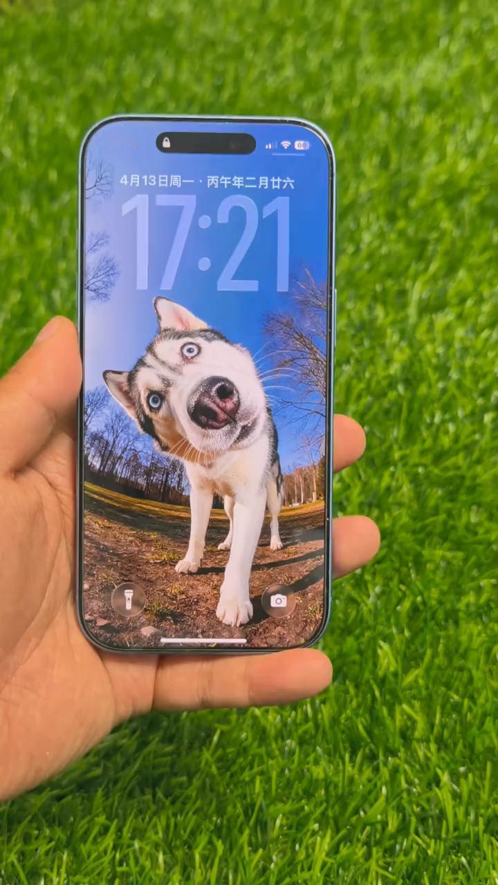 这是iPhone17标准版，标准的6.3英寸的小尺寸手机，售价5990元起。这个