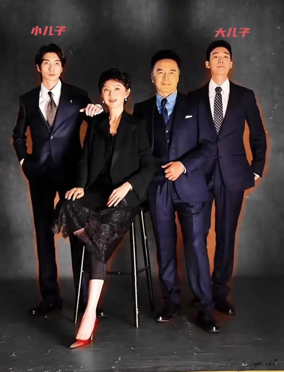 许亚军老婆张澍晒全家福，一家四口都是高颜值，但还是感叹，何晴的儿子太帅了啊！这