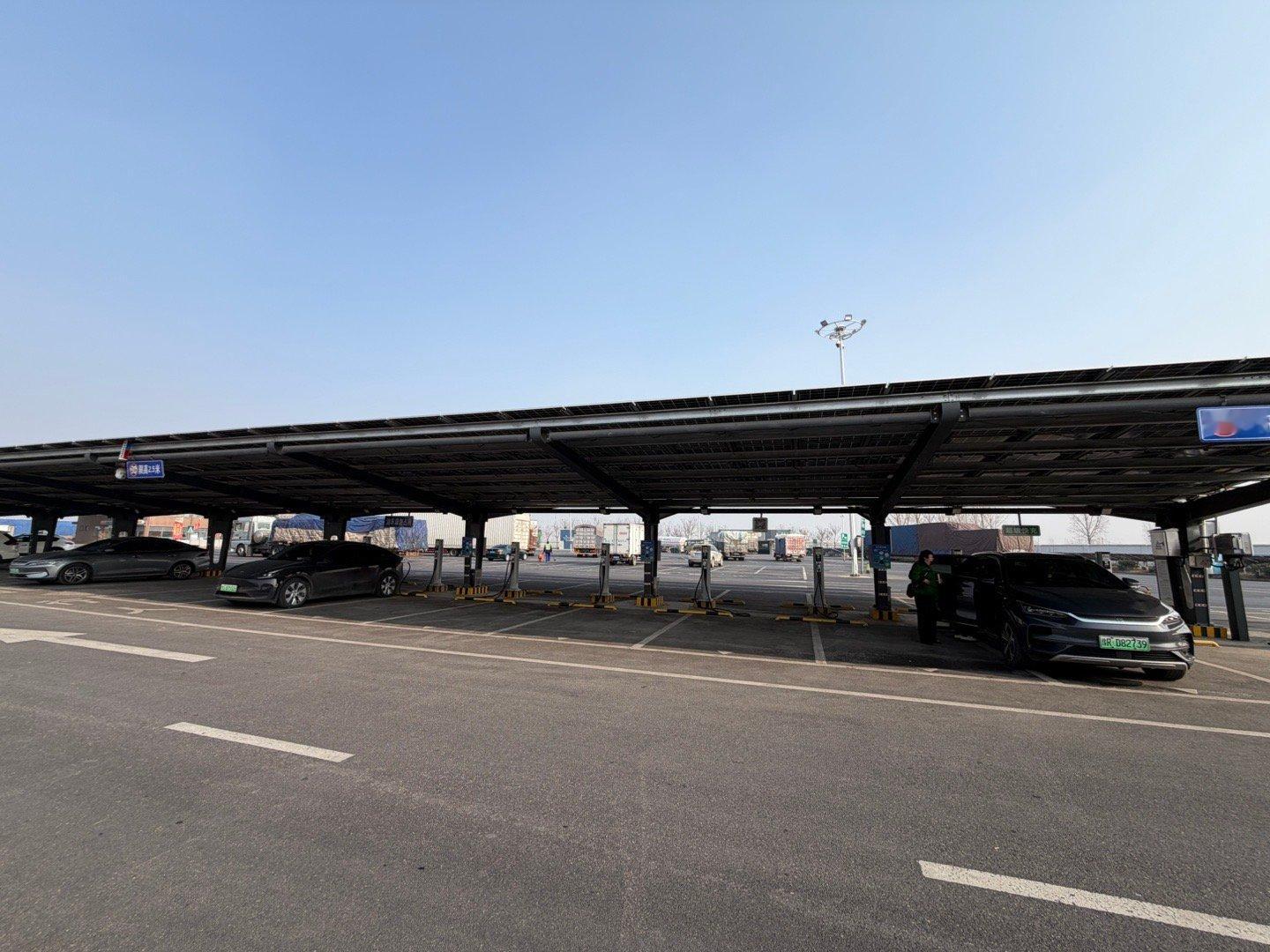 到河南纽约服务区，G4京港澳高速的充电站太富裕了，这个服务区有：国家电网80kw