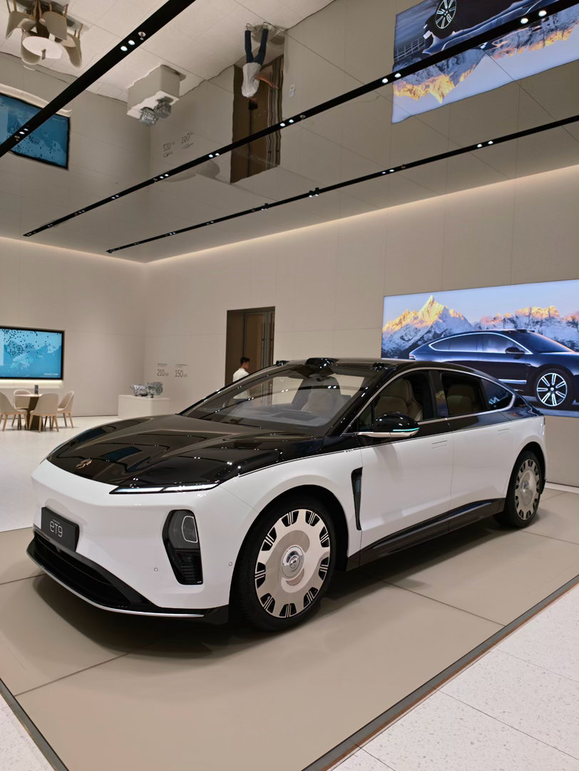 蔚来ET9高端旗舰轿车，是蔚来品牌技术天花板，全域900V高压架构，四...