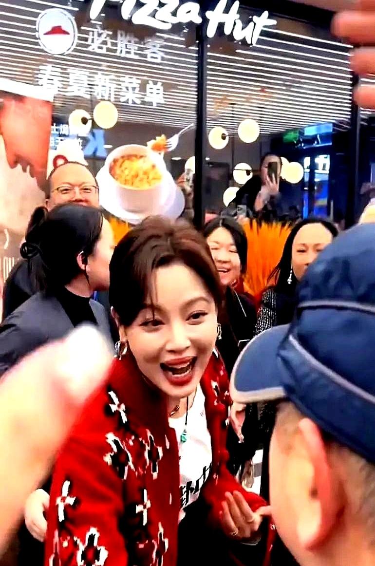 辛芷蕾回到黑龙江鹤岗录节目，台下蹲着小马扎的舅姥爷被她一把搂住，一句“您待会儿跟