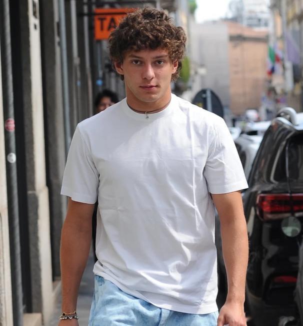 安东内利蒙扎末尾发车目标前五安东内利说如果法拉利迈凯伦红牛咬得紧，超车会很难。