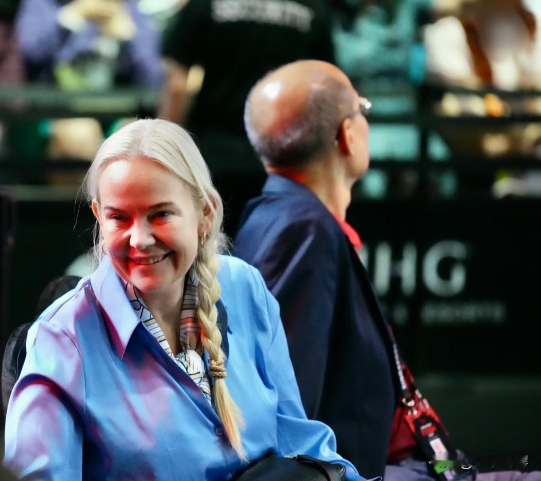 他不是去打球，他是去改写规则。一家德国俱乐部的股价，被一个中国名字拉高了15%