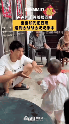 亲爹靠边站，西瓜先给太爷爷太奶奶爸爸本来美滋滋地等着接宝宝递的西瓜，结果这小
