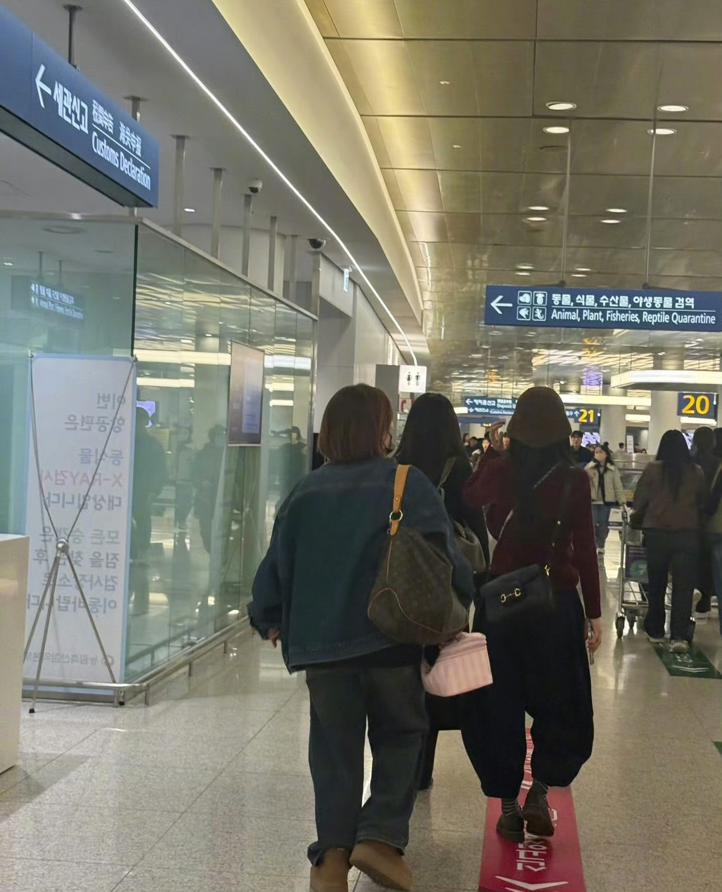 继在韩国机场✈️偶遇薇薇后，有网友又在现代百货店偶遇薇薇逛街啦