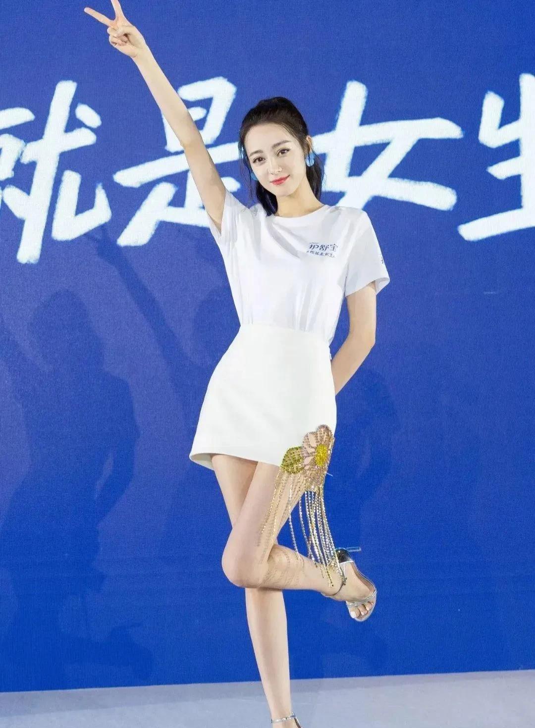 迪丽热巴哪都好看，唯一就是这两条腿长得不好看。她的腿怎么看怎么别扭，和正常人的