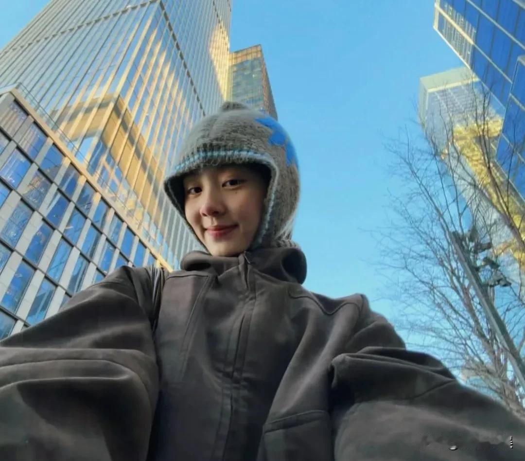 黄磊女儿黄多多在纽约晒靓照，这真的是一张完全没有吃过苦的脸，所有的幸福和美好都体