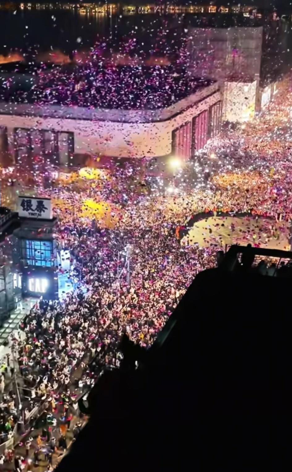 杭州湖滨气球跨年2025年那次真的成绝唱了吗？我猜大概率是的！今年湖滨这里没有