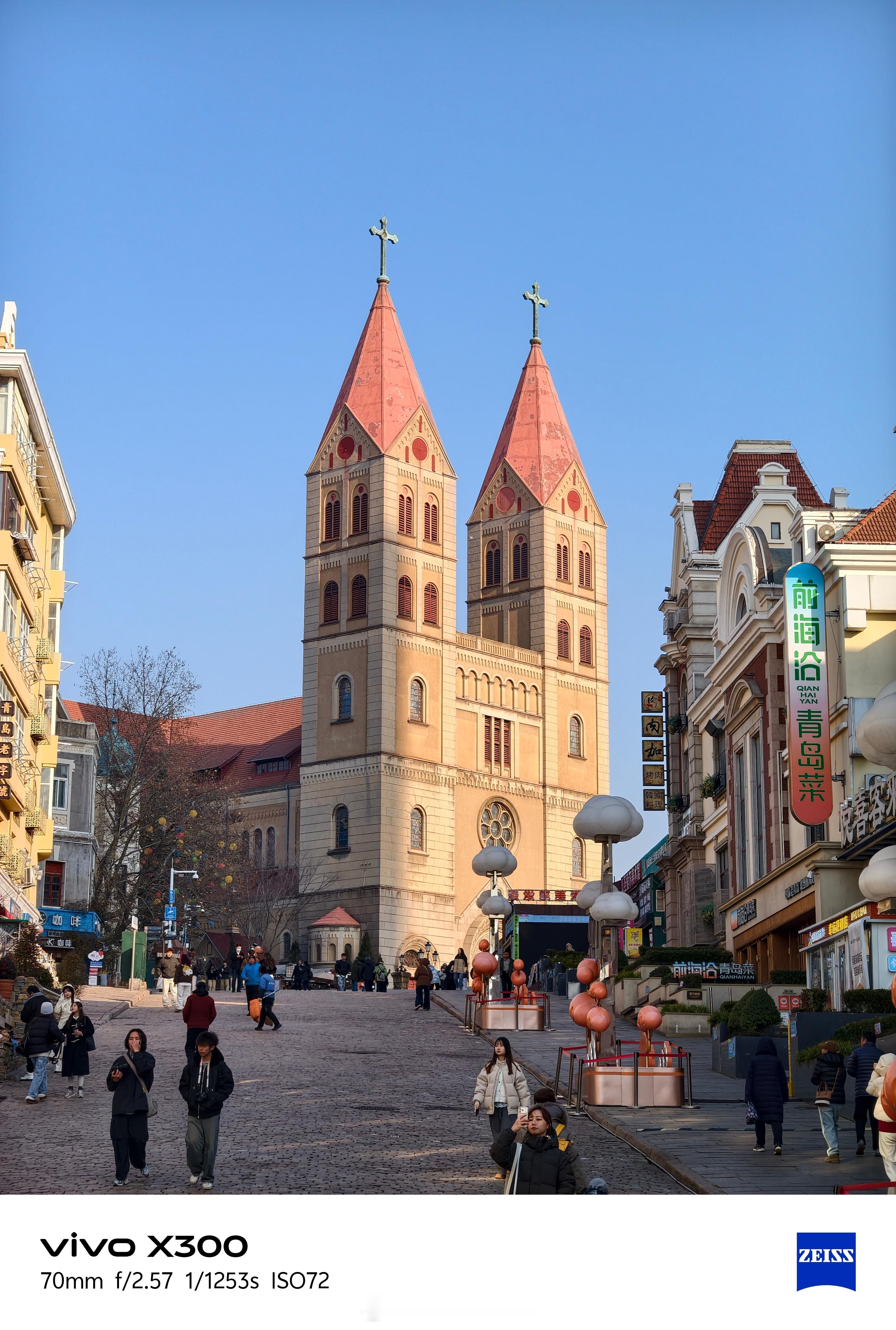 冬天的青岛海边，依旧是人山人海。但，西伯利亚海鸥，比人还多。vivoX300