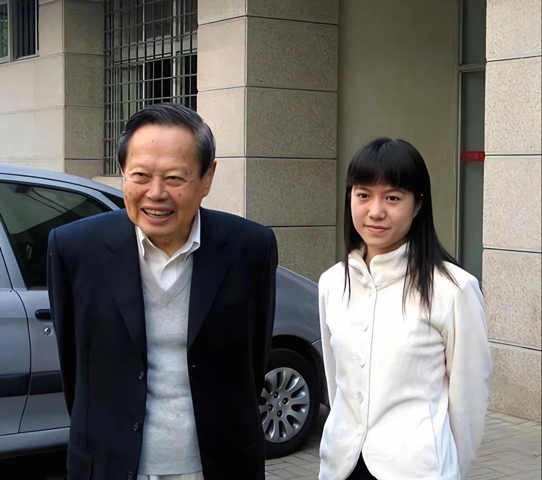 一眨眼，翁帆跟杨振宁结婚也己经20年了，和他同甘共苦20余载，岁月如梭，她天天