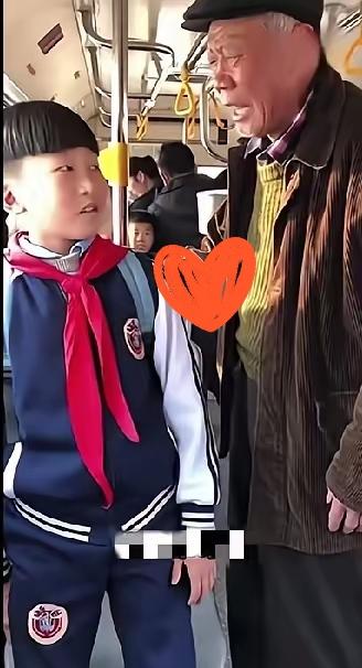 谁说尊老爱幼只是单向的付出？公交车上这一老一小的互动，直接暖哭了全车人！