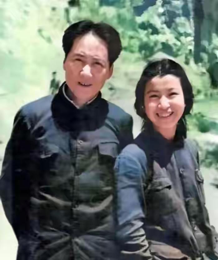 “延安第一美女”曾志，年轻时候，长相甜美，身材高挑，五官精致，绝对不输一线明星