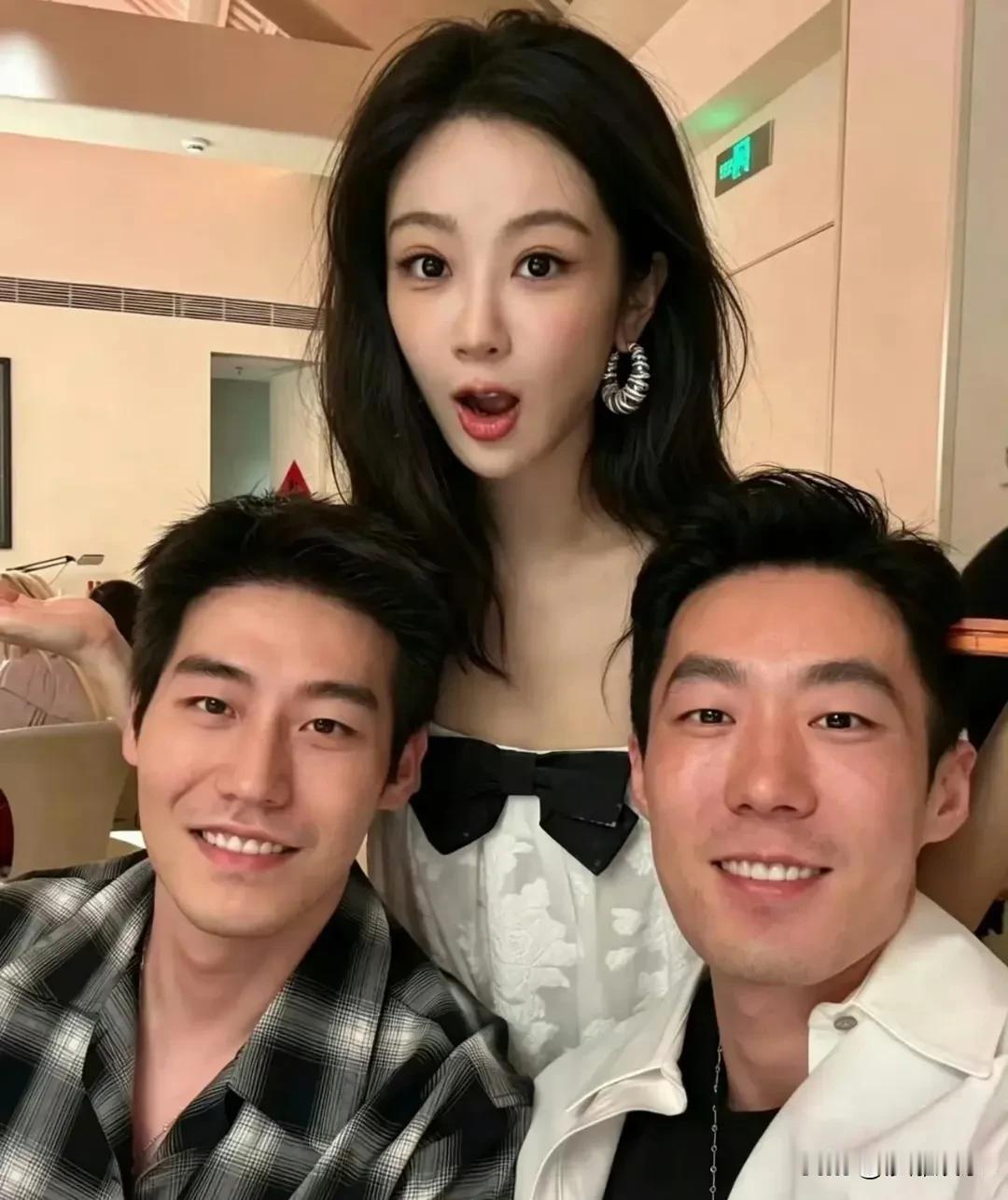 6月30日，杨紫突然冲上热搜！起因竟是杨紫庆功宴还没开始，经纪人大雷一晚上连发