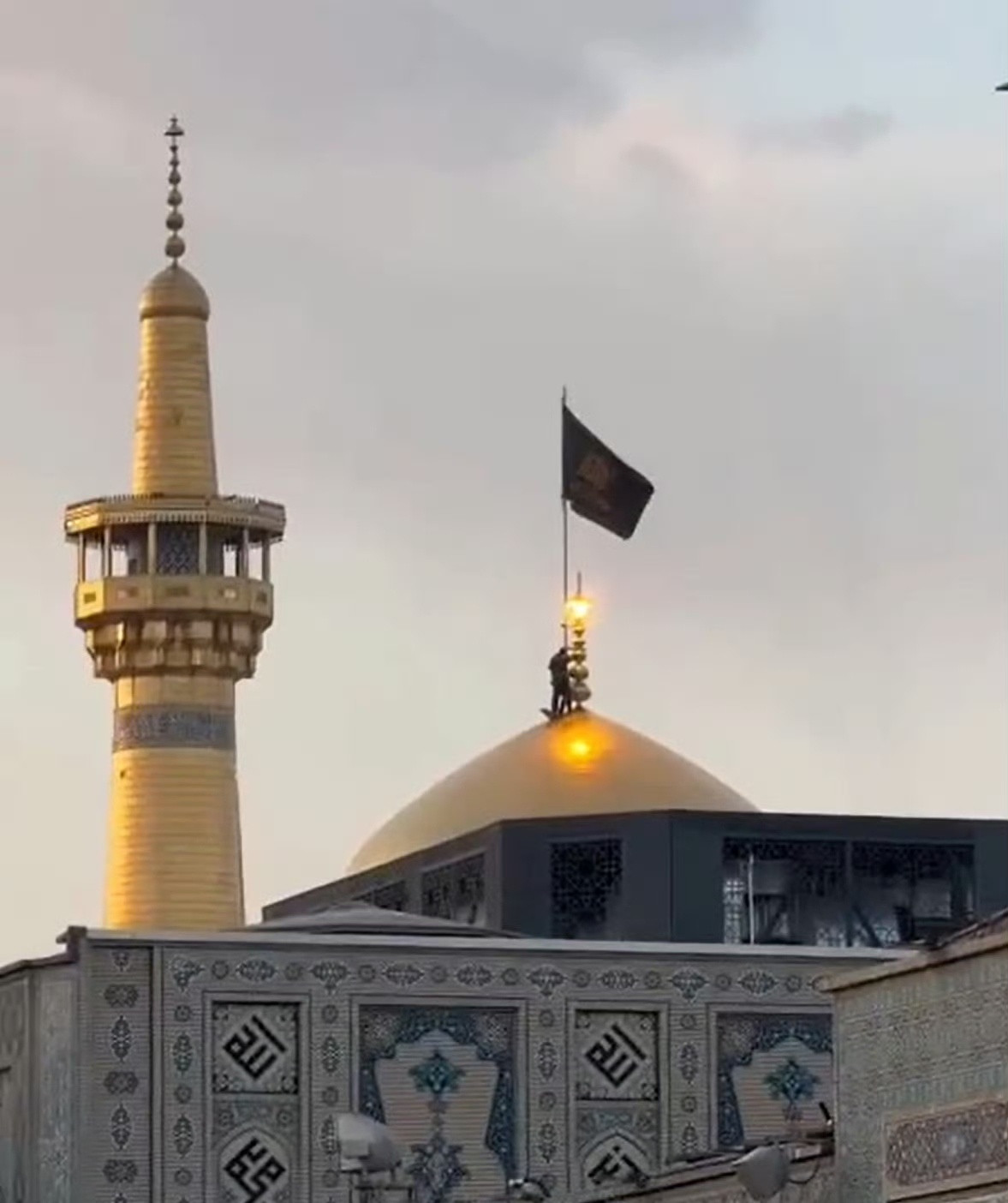 哈梅内伊遇害终于，伊朗还是忍不住升旗了，这次是黑旗。话说，黑旗啊，美以准备好接