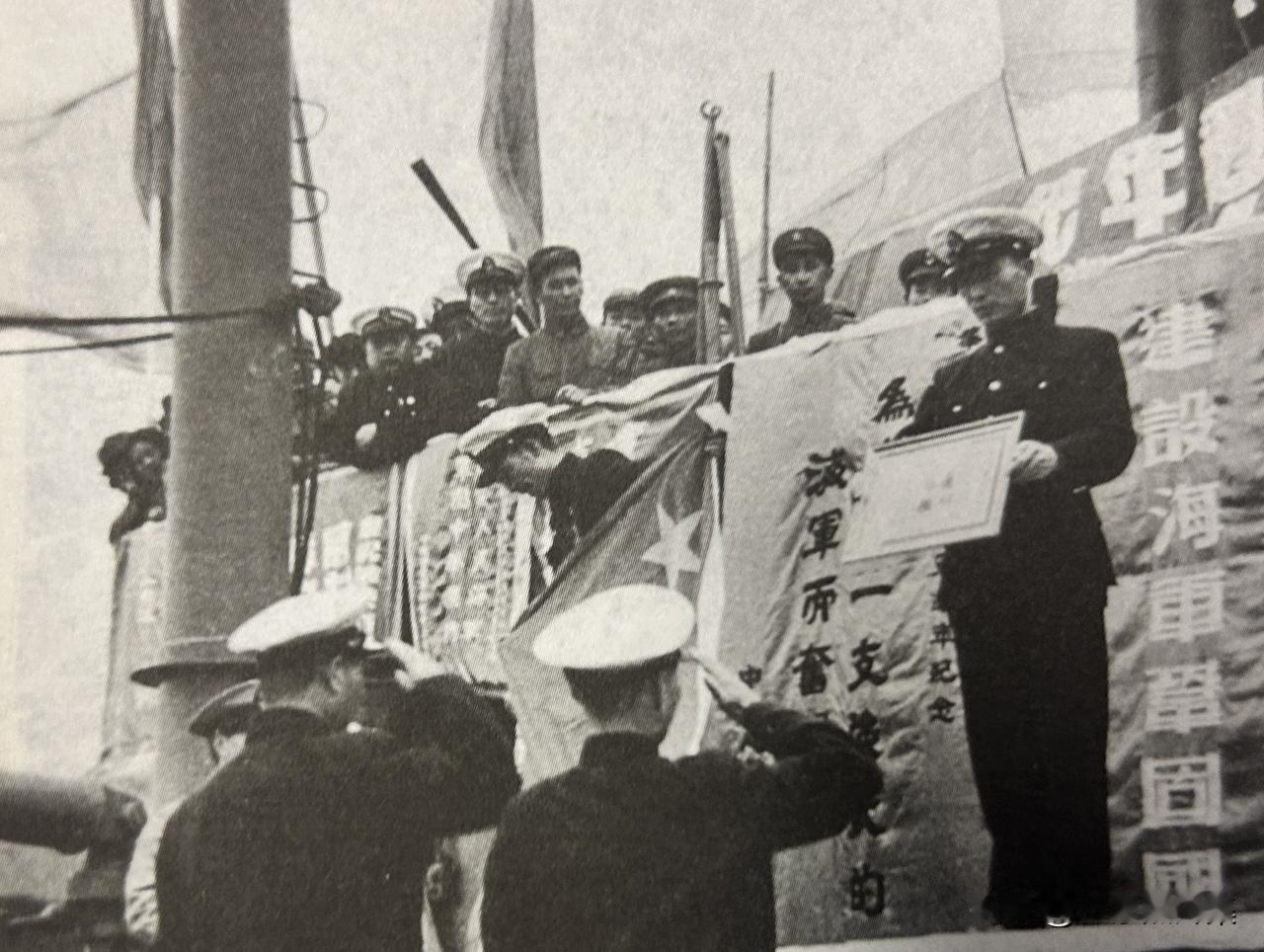 1950年4月23日，海军成立一周年阅兵在南京长江草鞋峡江面举行，张爱萍将军作为
