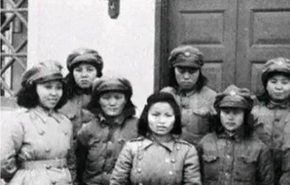 1942年，7名军统女兵被日军包围，兽性大发的鬼子见她们年轻貌美，正要上前侮辱，