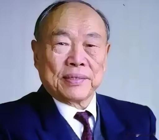 当年的著名桥梁专家李国豪，设计南京长江大桥时就主张六车道，当地政府却非要坚持修四