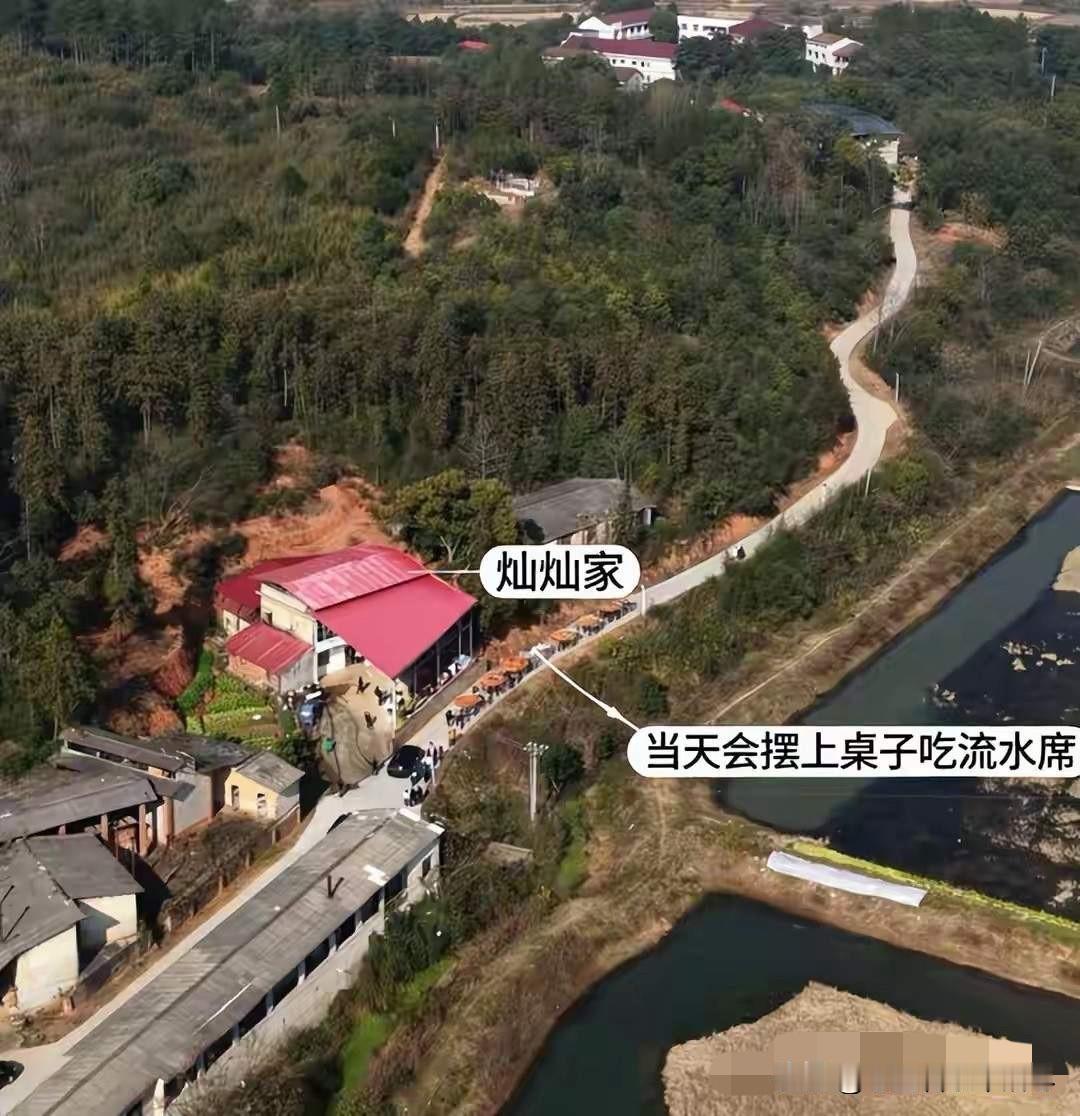 看了株洲灿灿家的地理位置，我觉得她们家是真的不适合举办这场杀猪宴，首先是她家门前