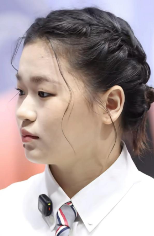 全红婵逃不过基因！可能真的是基因太强大了，你说发育吧，哪个女孩不发育呢？之前很多