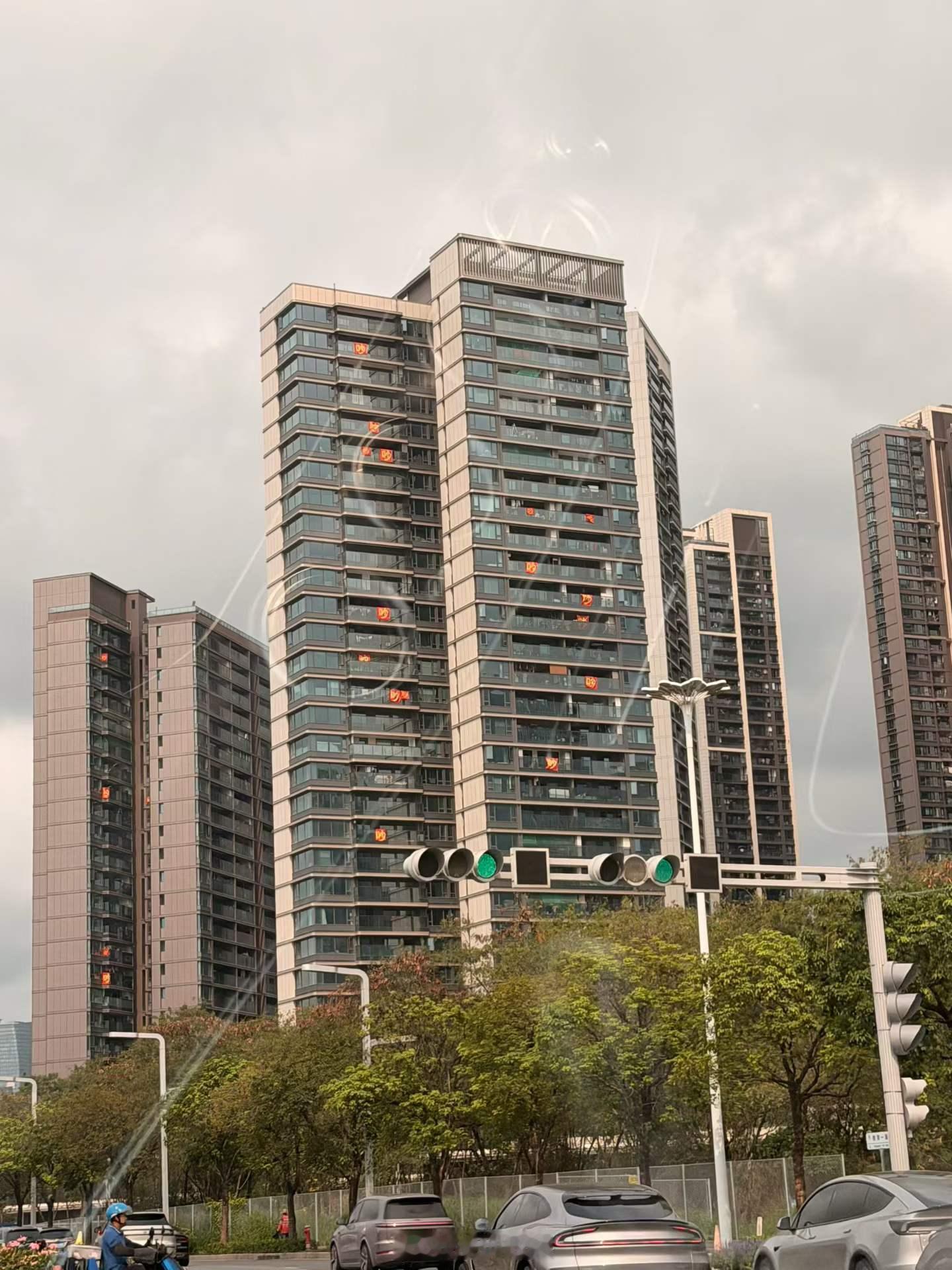 深圳前海某小区，都把“吵”挂在阳台外。深圳