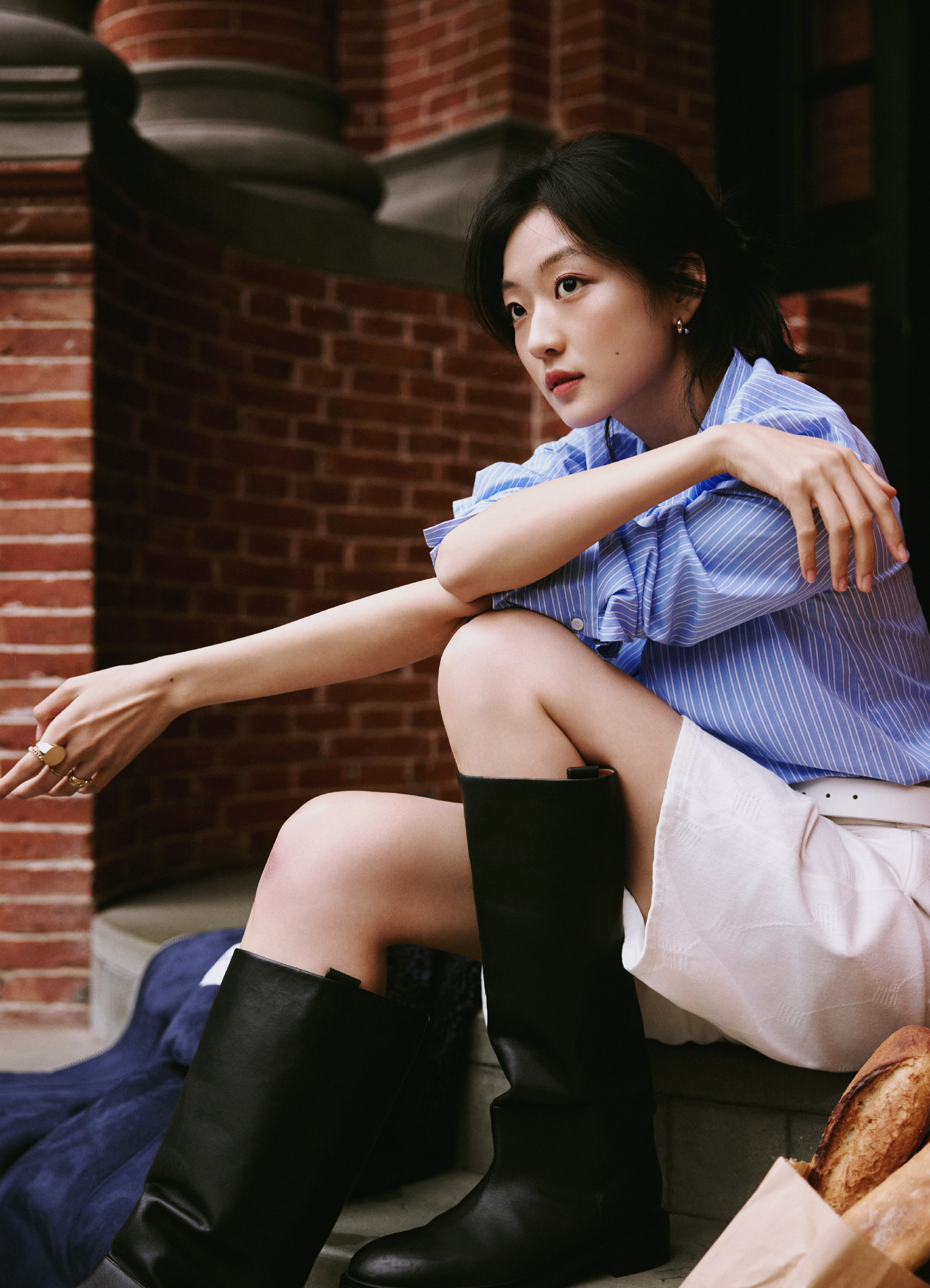 孙千全新街拍造型释出，作为BLUEERDOS灵感代言人演绎新季时髦秋冬新型格。自