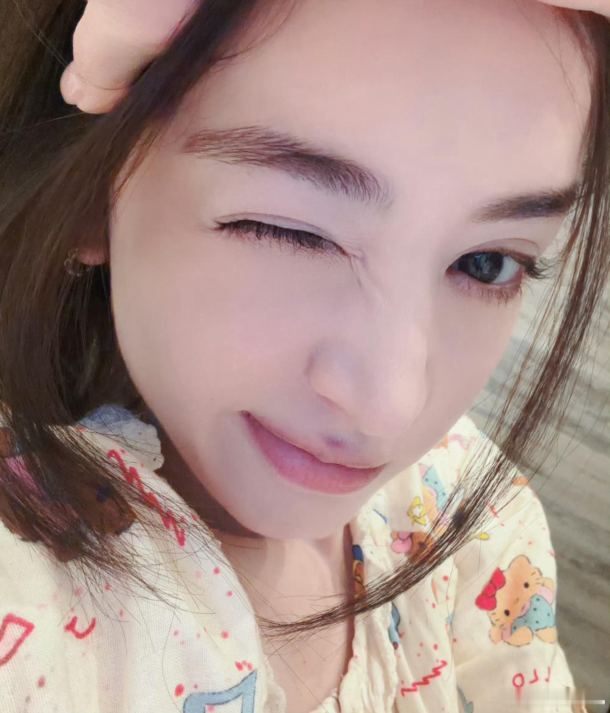 素颜天花板实锤了！姐姐一定要好好休息，感冒快快退散！早日康复呀！想象中素颜自拍就