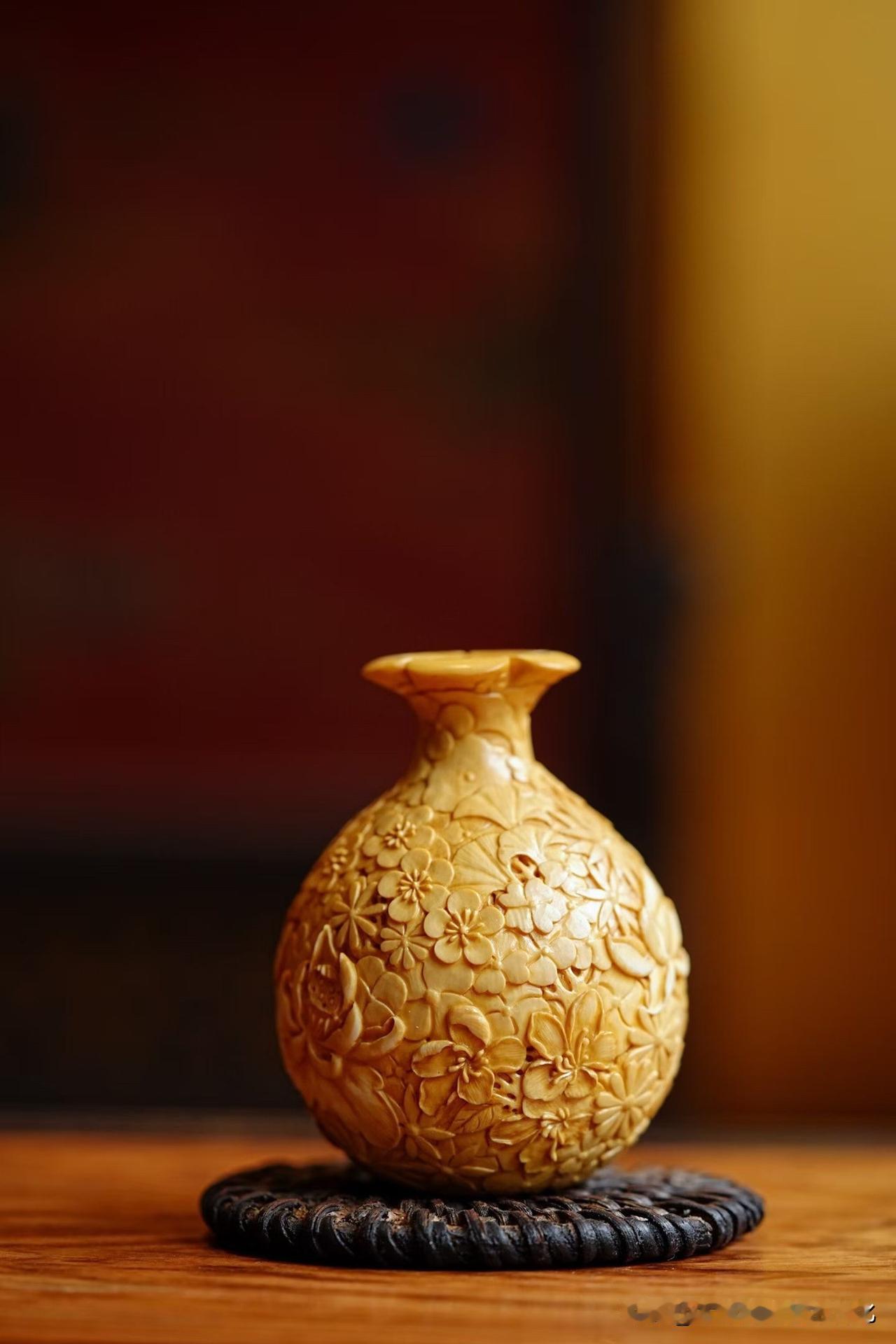 有些器物，不在于“大”，而在于一眼看进去，就出不来。这一只“万花不落地”，以