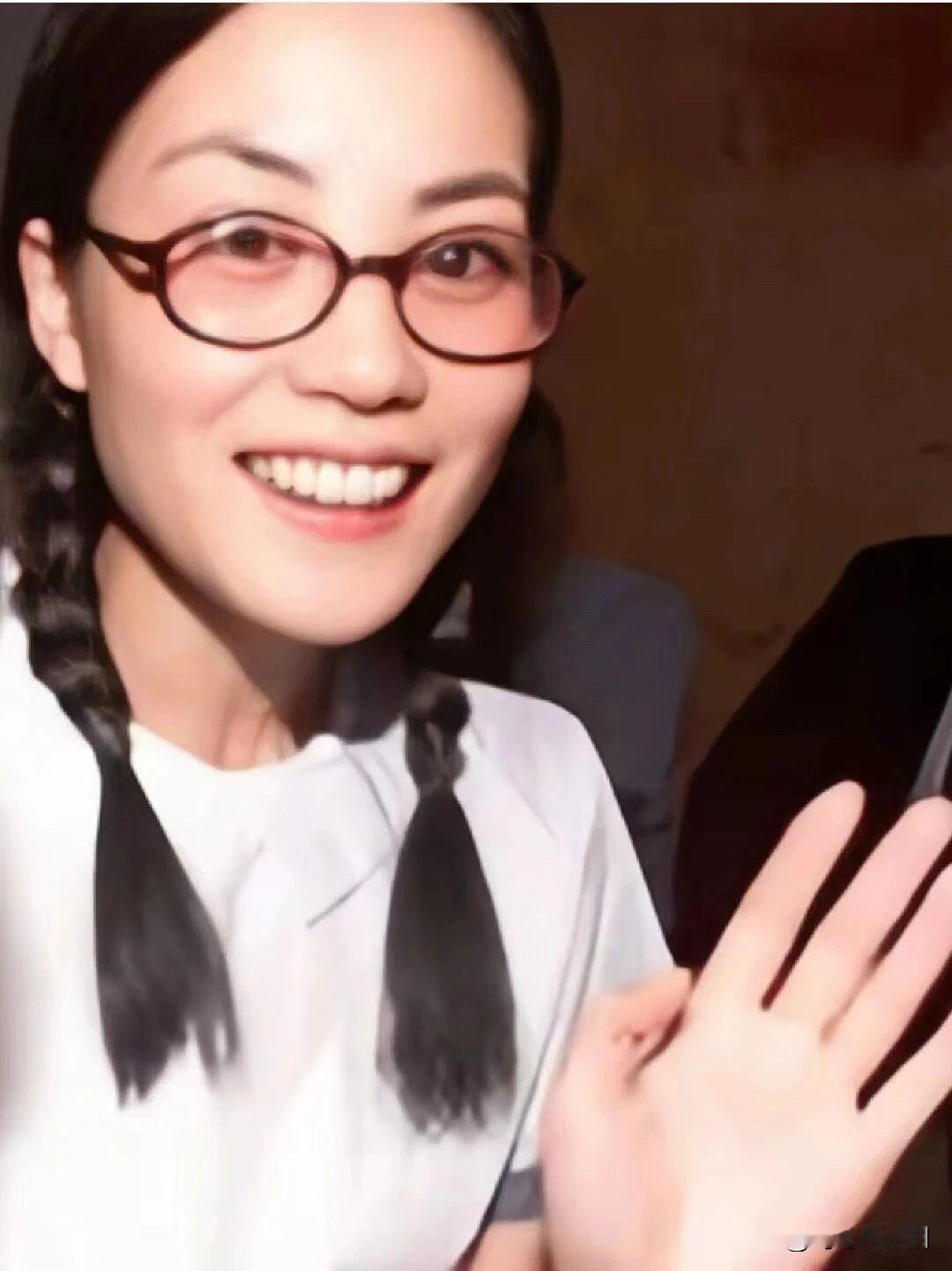 🎆王菲旧照👉原来天后扮起学生妹，比唱《红豆》还甜✨谁能想到，唱着“有时候