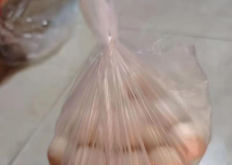 12月19日，贵州纳雍宁女士路遇一老人，老人问：“要不要鸡蛋和鸭蛋？”宁女士拒绝